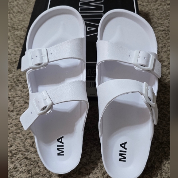 Mia platform slides - Picture 4 of 6